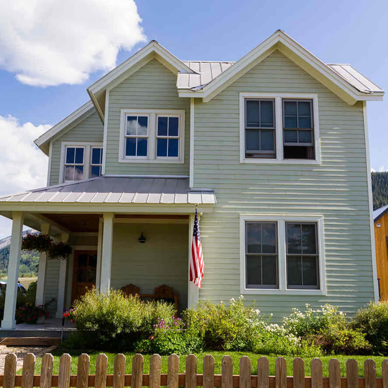 Steep roofing ridge vent